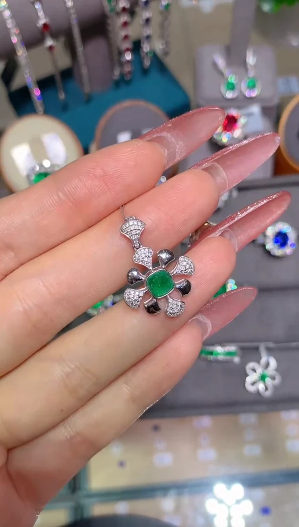 吊坠(不含链)18K金镶嵌祖母绿0.62ct