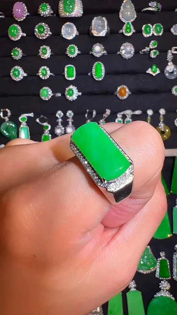 18K金镶嵌挂件翡翠戒指