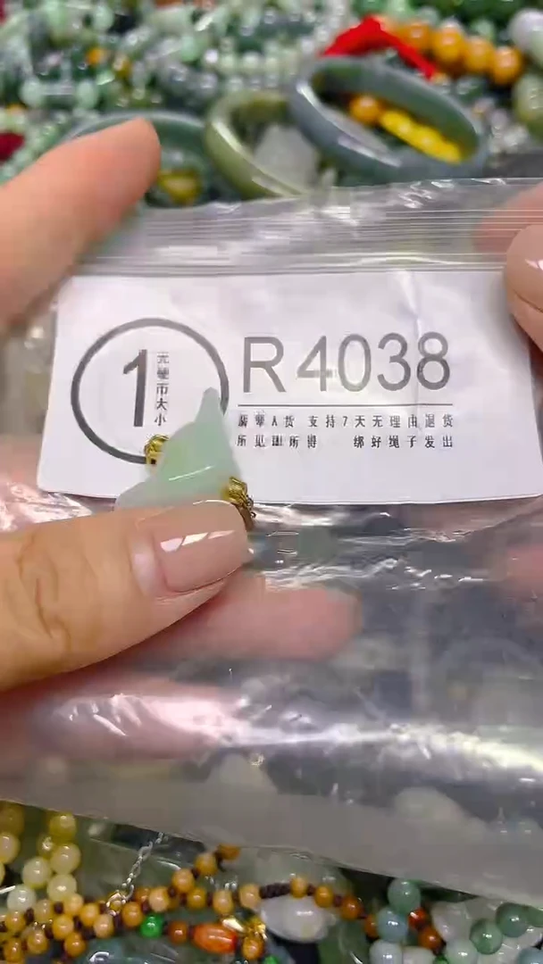 颈饰未镶嵌翡翠/ Z /翡翠A货，一件也是批发价