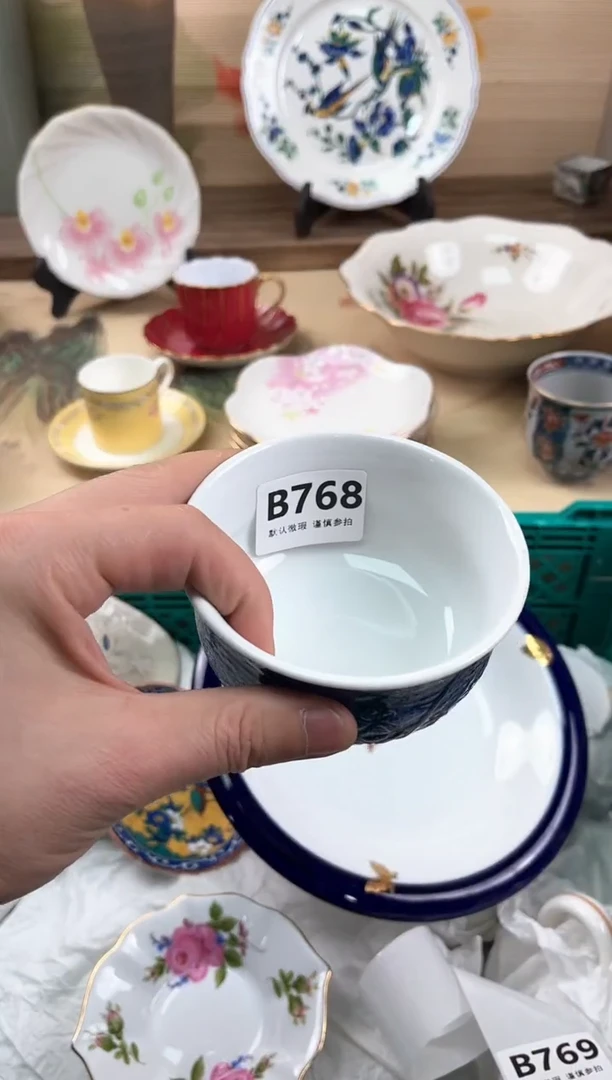 瓷片风**笑768
