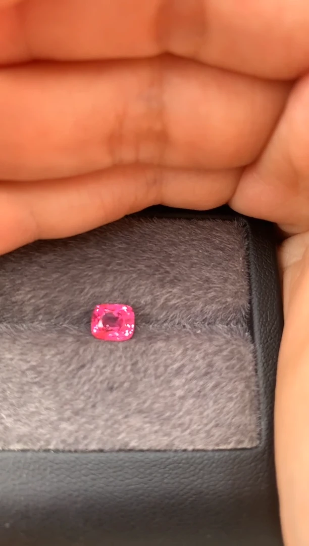 未镶嵌裸石定制尖晶石枕型 热粉色调 1.40ct