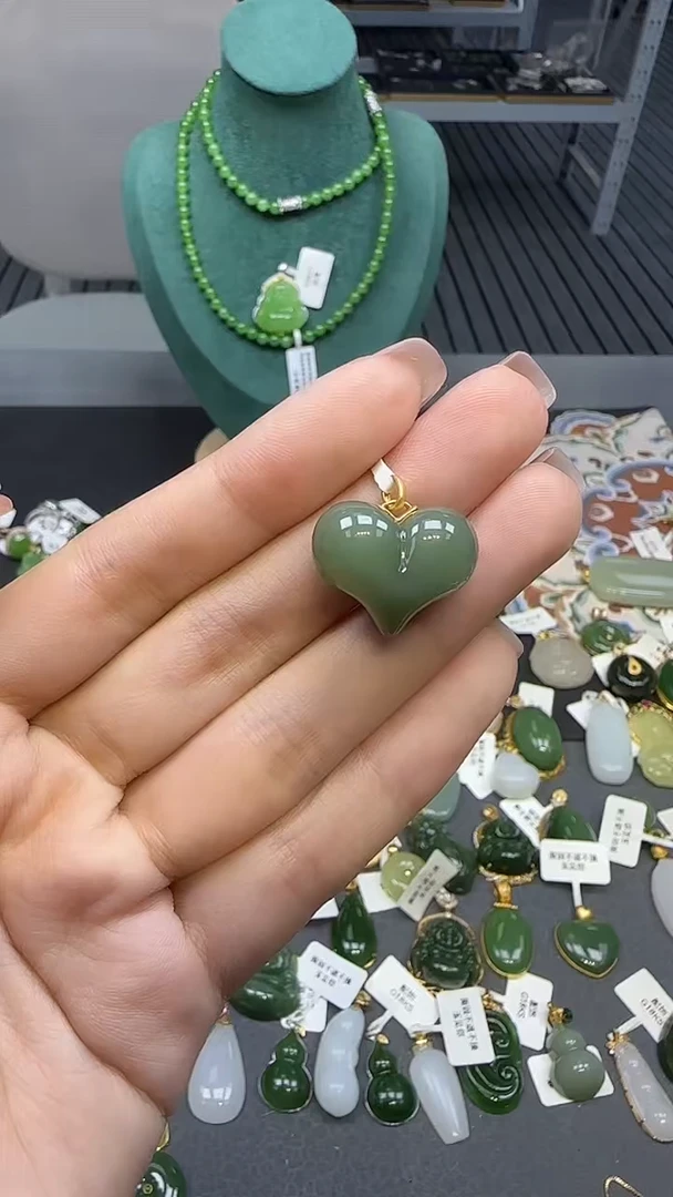 18K金镶嵌和田玉挂件1