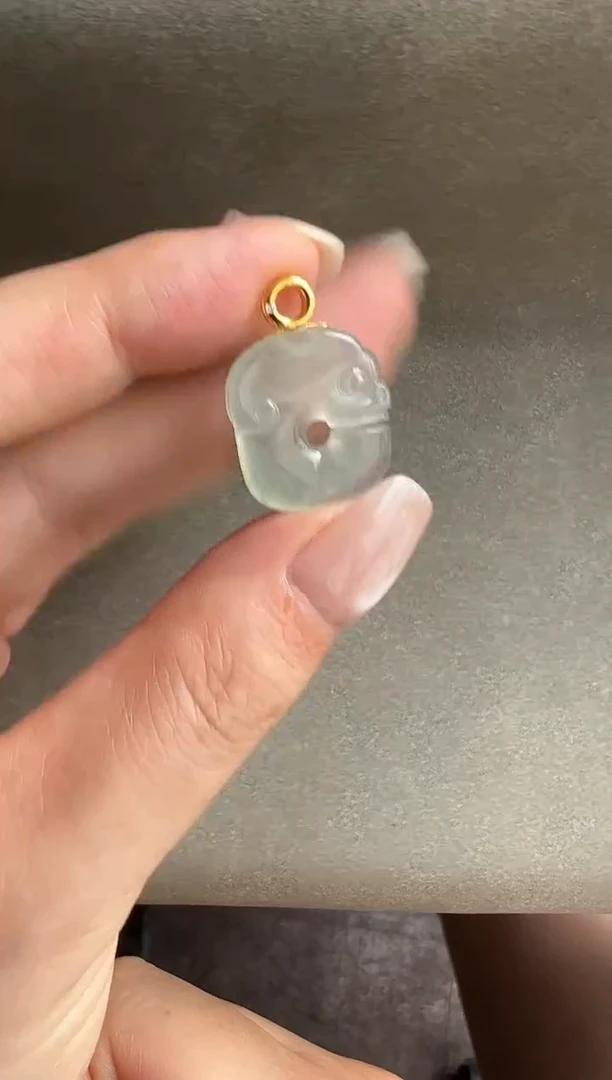 颈饰18K金镶嵌翡翠冰种龙扣