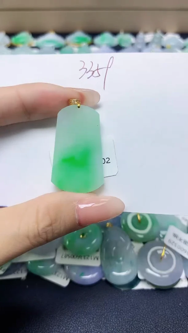翡翠18K金镶嵌颈饰 天然缅甸翡翠A货
