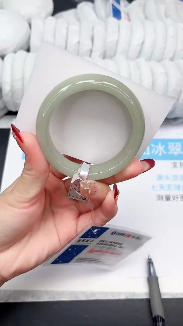 未镶嵌手镯石英质玉41-54.6DK