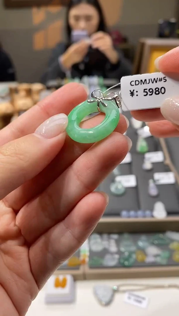 颈饰18K金镶嵌翡翠甜甜圈