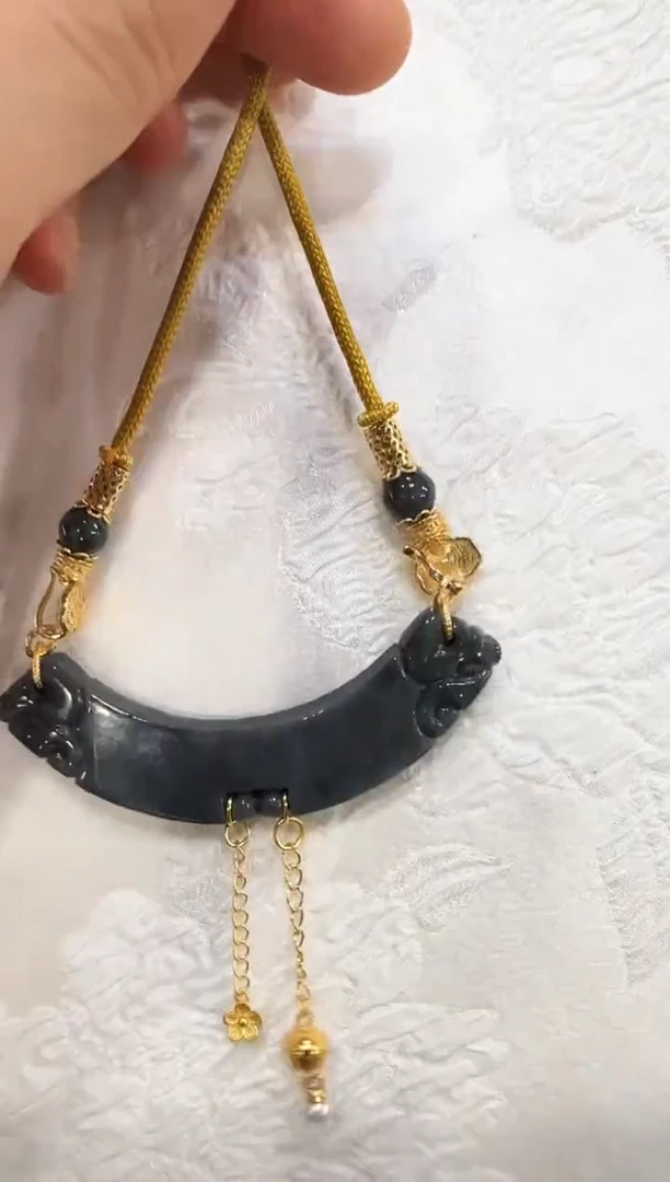 翡翠未镶嵌颈饰国风