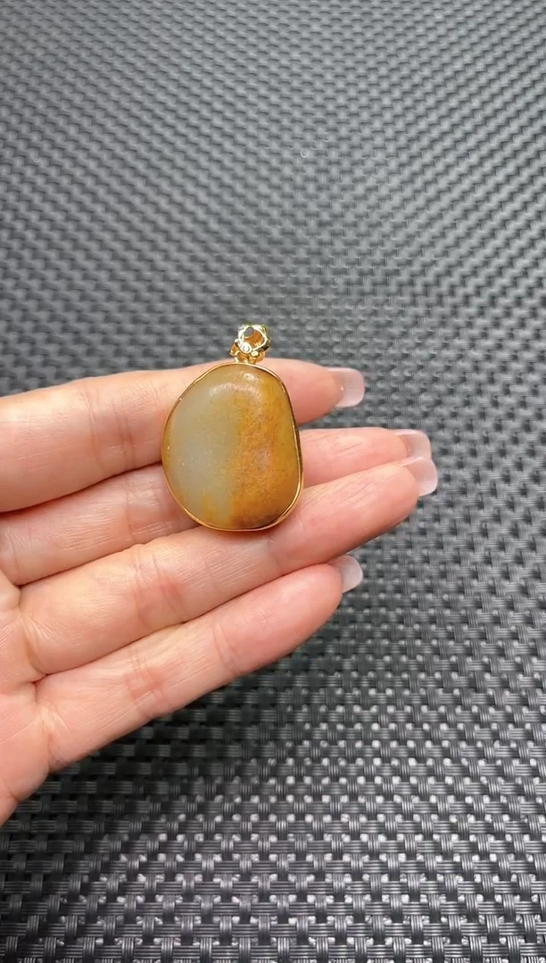 颈饰18K金镶嵌和田玉多样性发1件 22