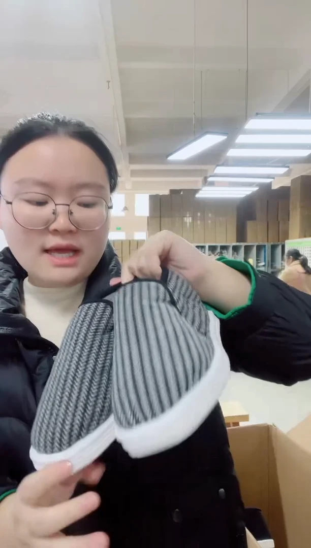 机纳底黑灰条36码4号