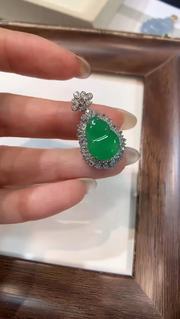 颈饰18K金镶嵌翡翠葫芦