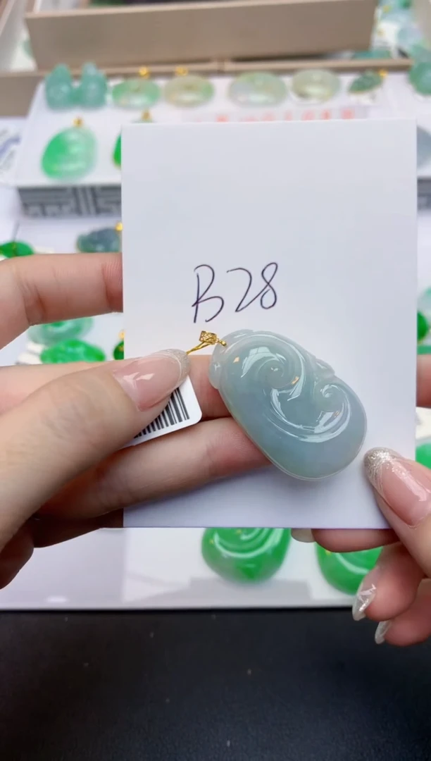 翡翠18K金镶嵌颈饰天然缅甸A货翡翠