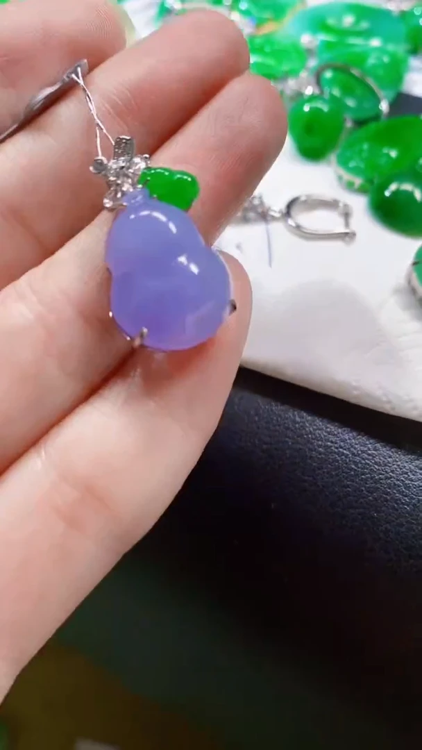 颈饰18K金镶嵌翡翠葫芦