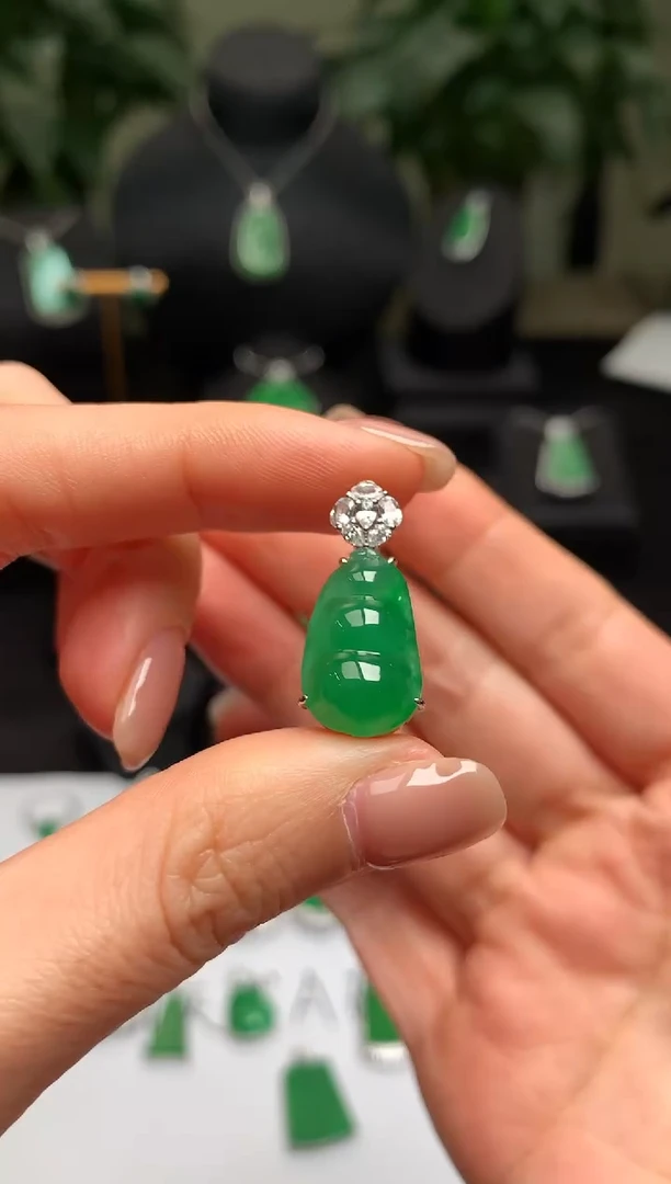 颈饰18K金镶嵌翡翠福豆