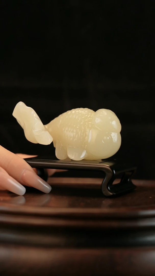 云南石竹叶青雕刻：富贵金鱼