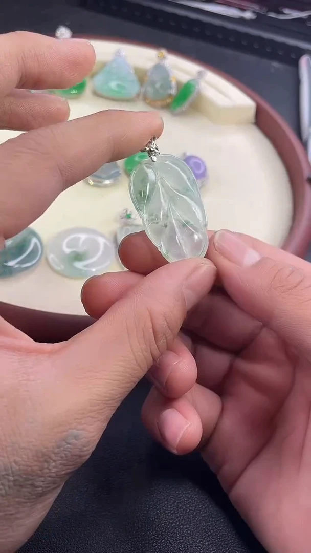 【闪购商品】翡翠颈饰18K金镶嵌吊坠