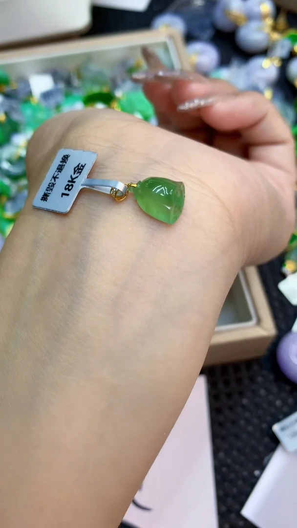 颈饰18K金镶嵌翡翠1