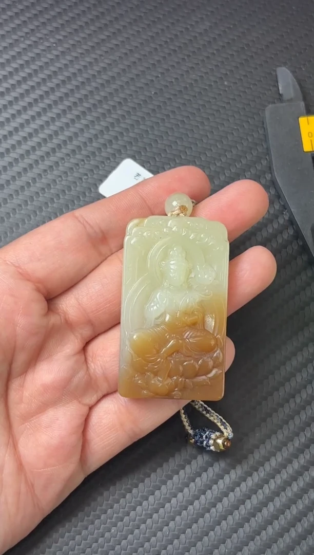 吊坠(赠链)未镶嵌和田玉若羌微色差吊坠k