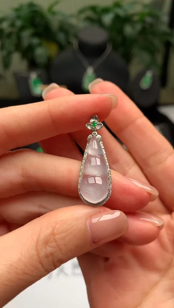 颈饰18K金镶嵌翡翠福豆