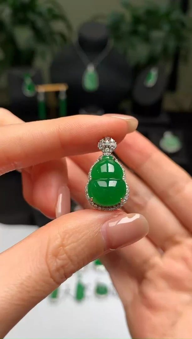 颈饰18K金镶嵌翡翠葫芦