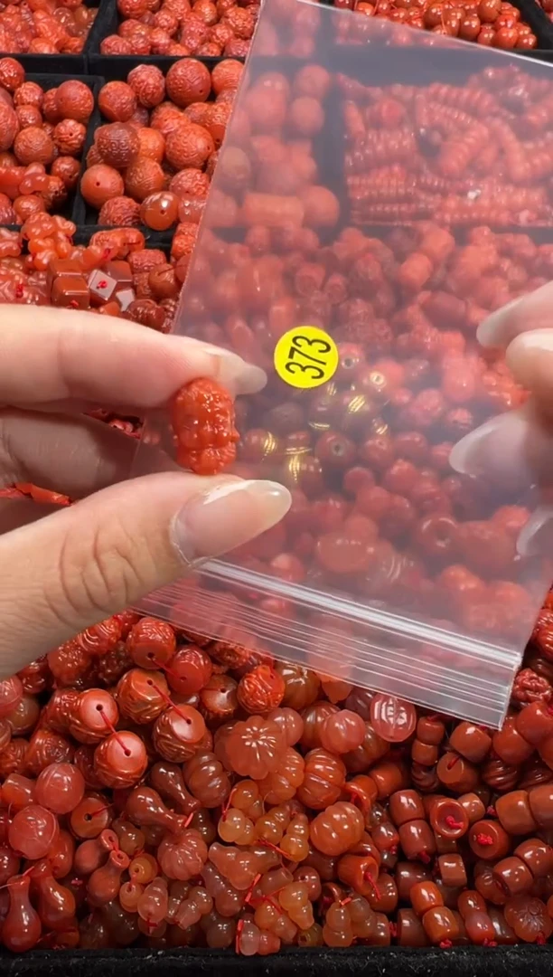 南红玛瑙未镶嵌颈饰1