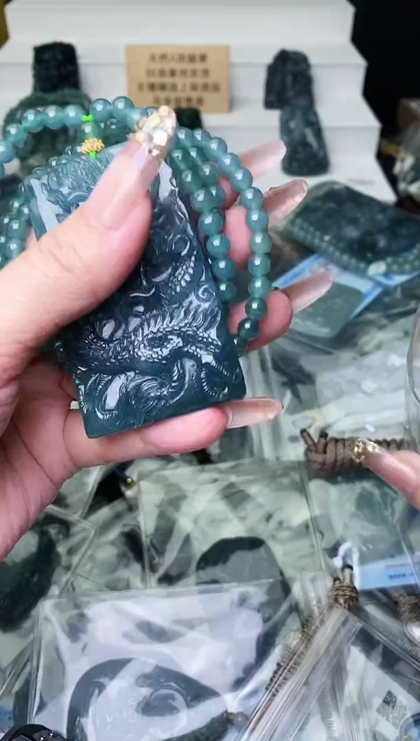 颈饰未镶嵌翡翠