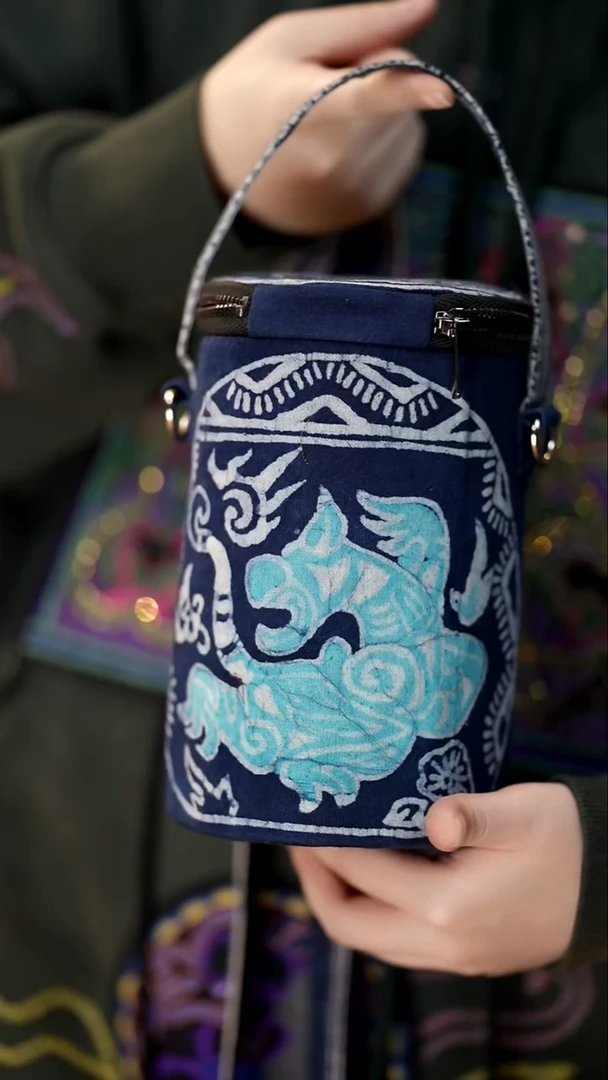 刺绣私人定制苗族手工包S9039