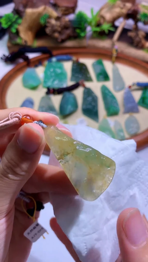 翡翠未镶嵌颈饰