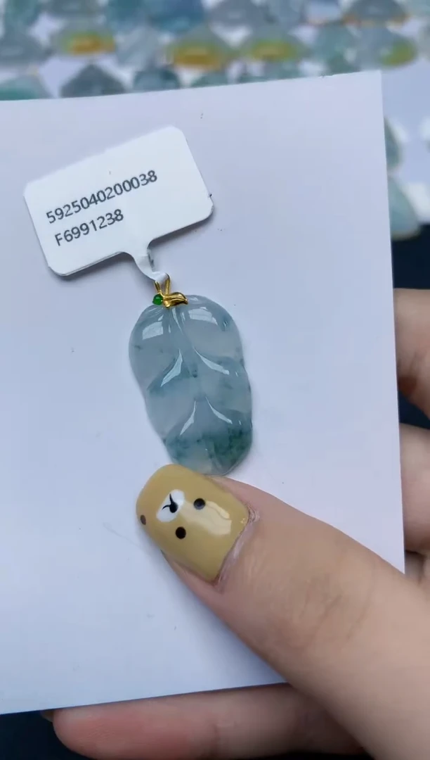 翡翠18K金镶嵌颈饰天然翡翠A货