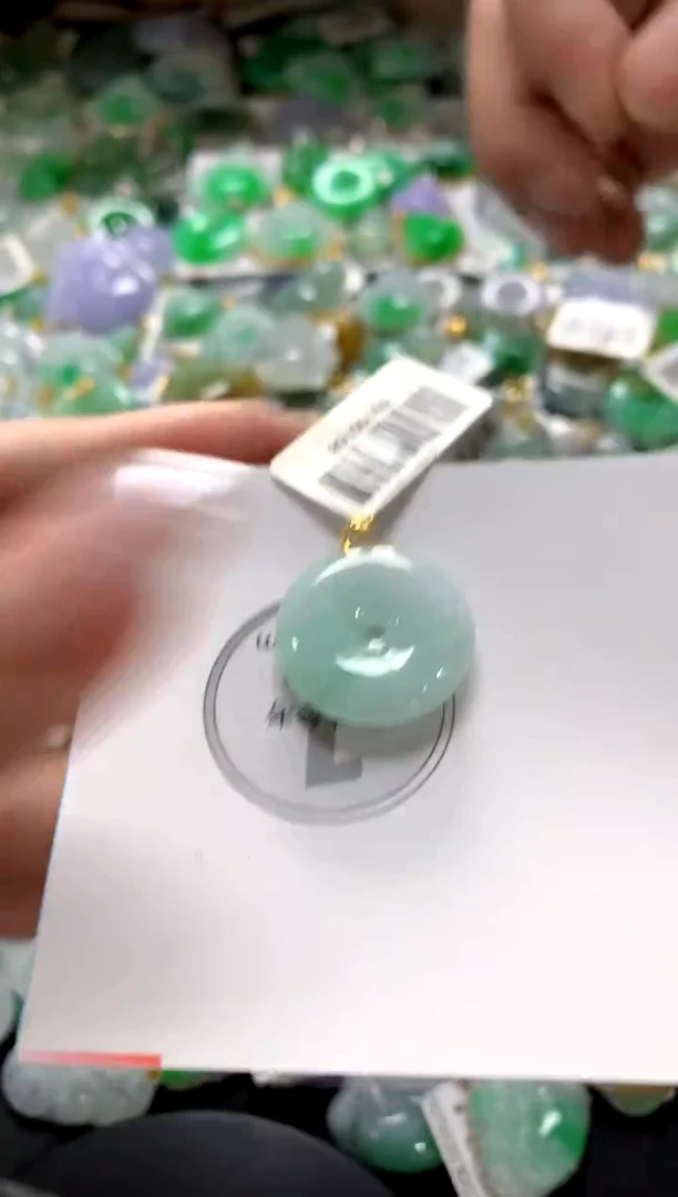 颈饰18K金镶嵌翡翠1