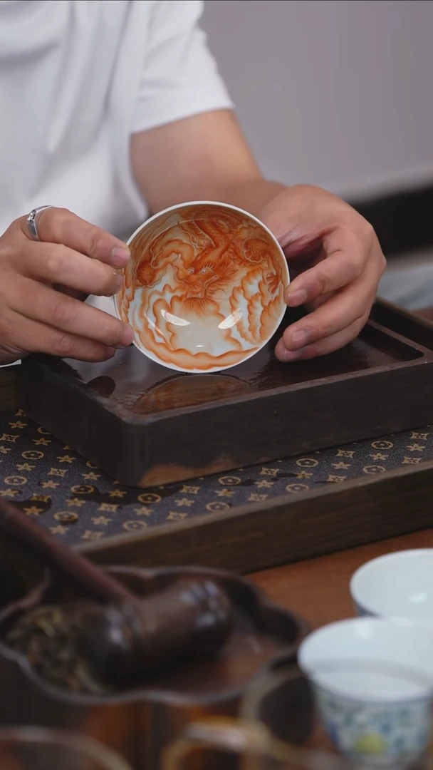 粉彩龙纹普洱杯杯