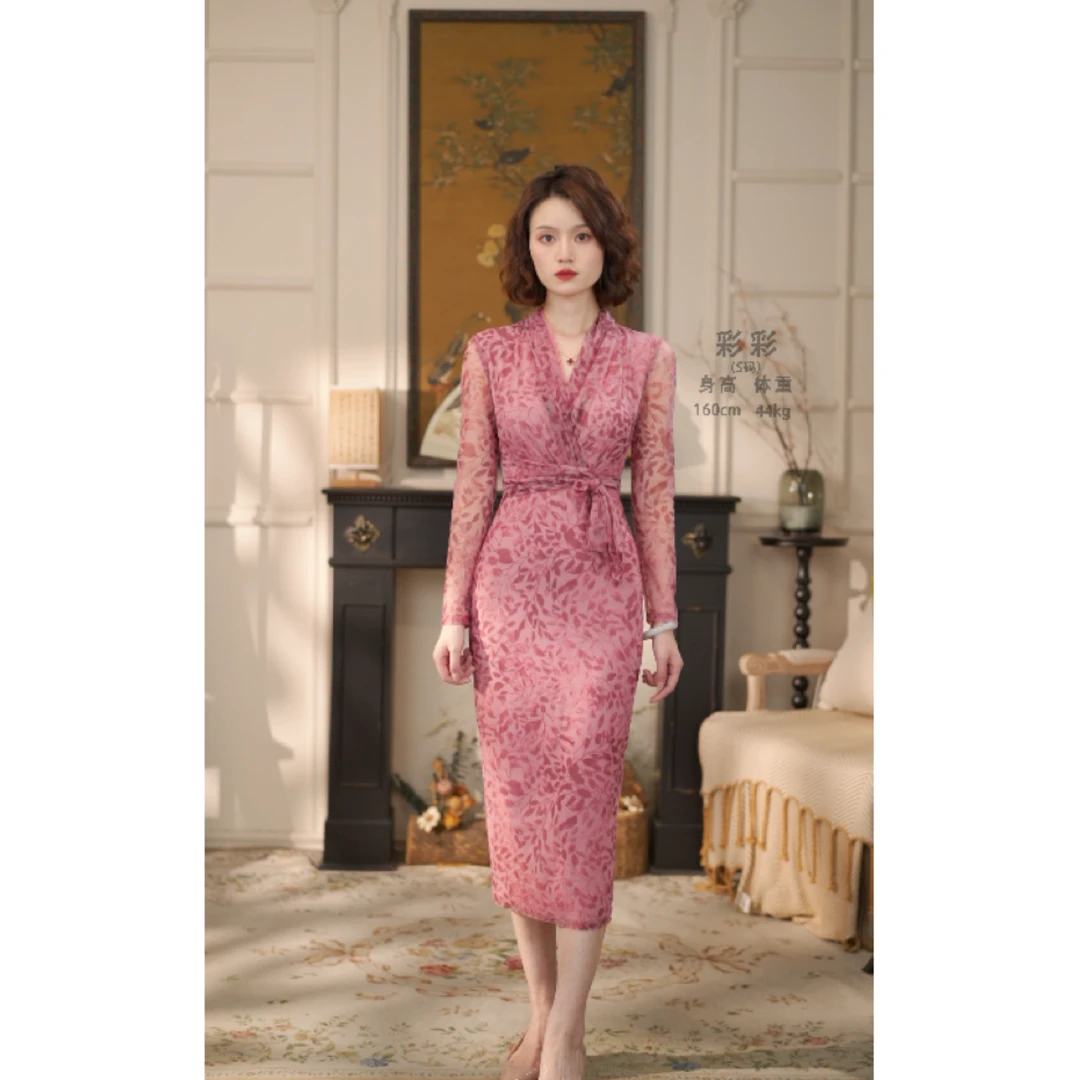 彩彩家【浪漫花镜】秋季长袖粉色显白气质显瘦修身V领女装连衣裙