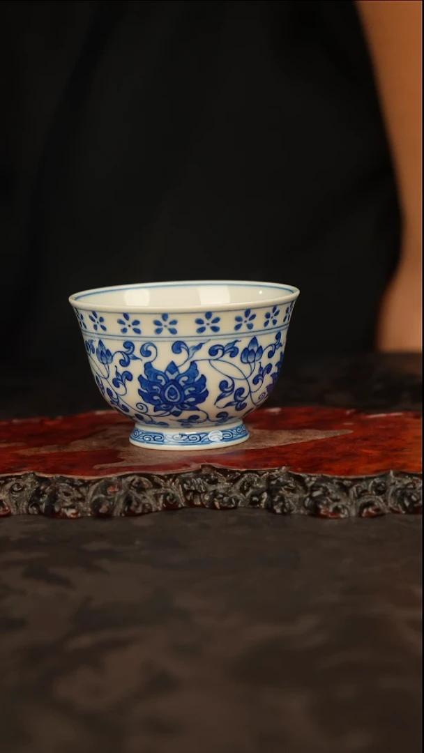 青花手绘缠枝莲主人杯