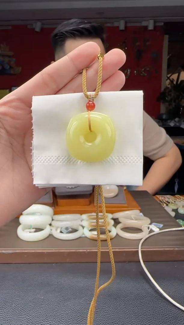 和田玉未镶嵌颈饰黄口平安扣