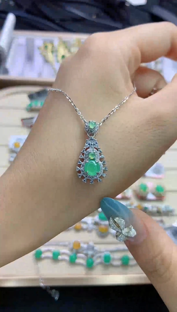 翡翠银S925镶嵌颈饰翡翠 银S925镶嵌 111