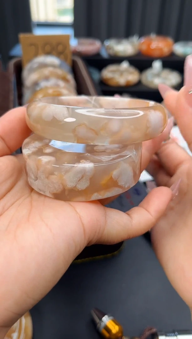 石英质玉手镯未镶嵌赠送镯心（63圈口）