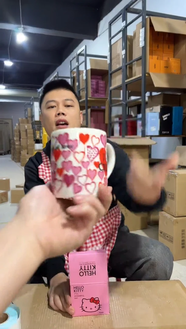 【闪购商品】杯粉色原盒满印爱心kt水杯