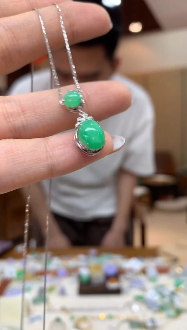 套链18K金镶嵌翡翠蛋面