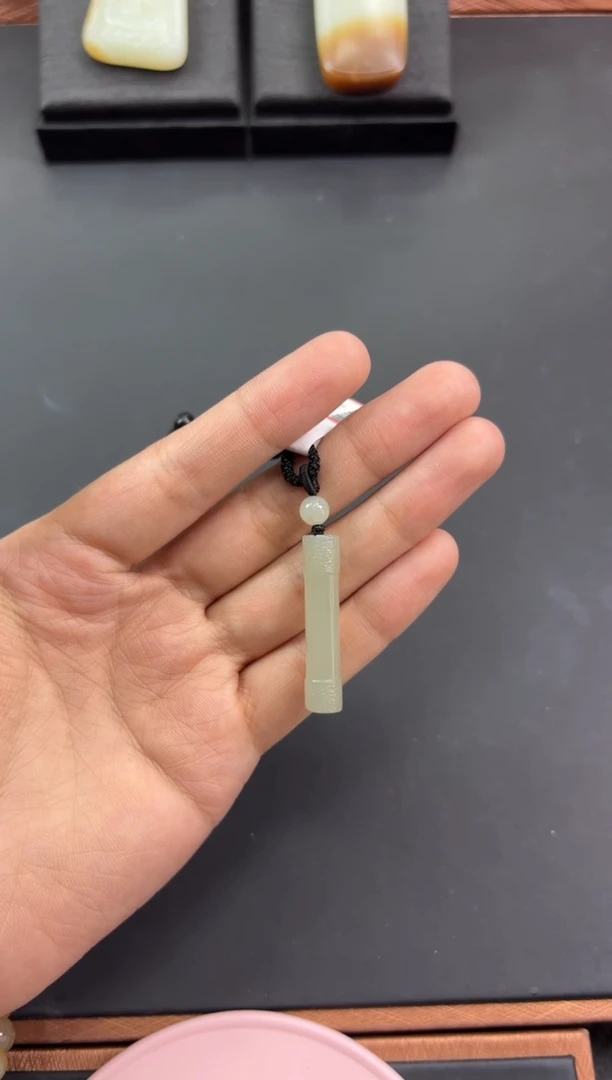 【闪购商品】和田玉吊坠(赠链)未镶嵌且末微色差近矿吊坠