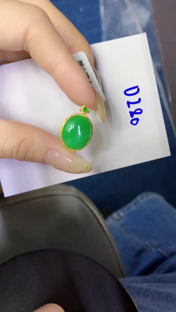 翡翠18K金镶嵌颈饰缅甸天然翡翠A货