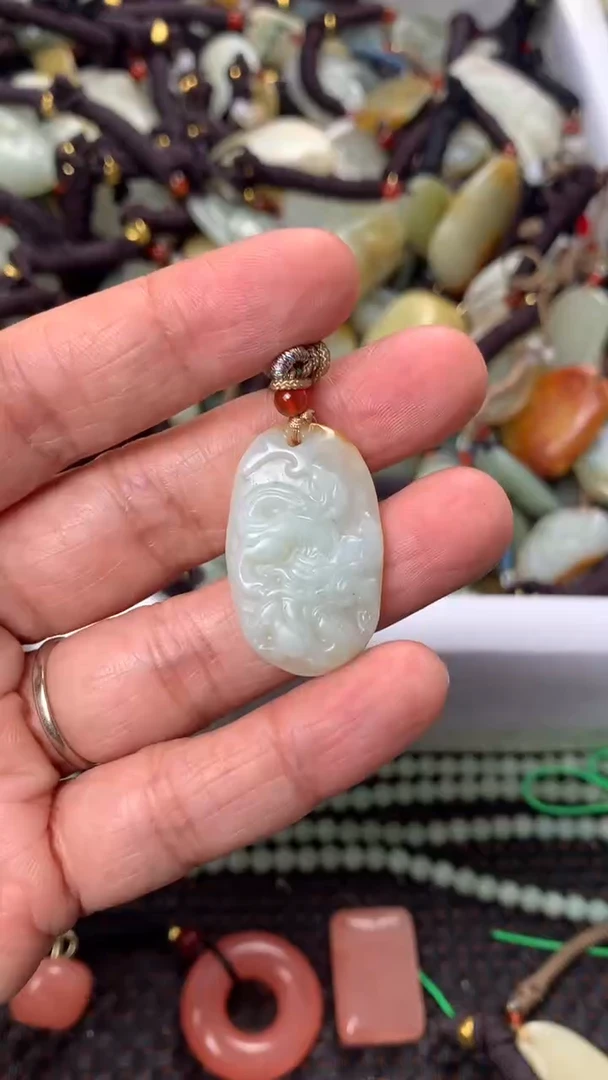 【闪购商品】和田玉颈饰未镶嵌多样性发货没有证书.拍一发一，有瑕