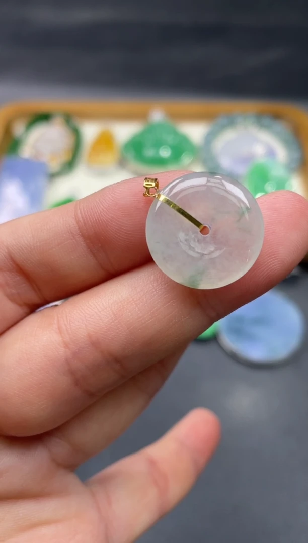 【闪购商品】翡翠颈饰18K金镶嵌23.........