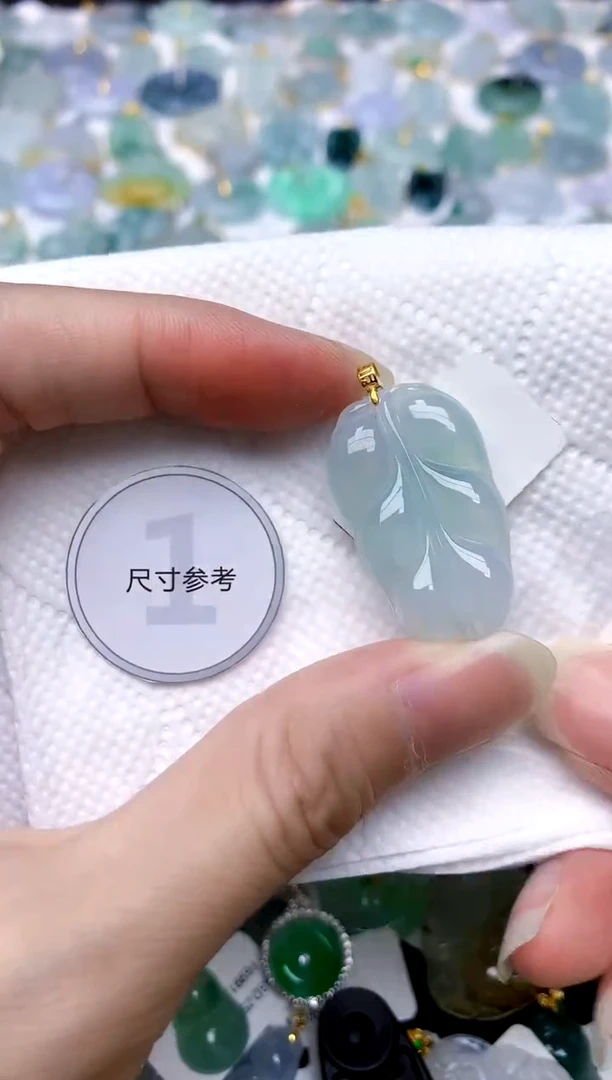 颈饰18K金镶嵌翡翠天然A货翡翠