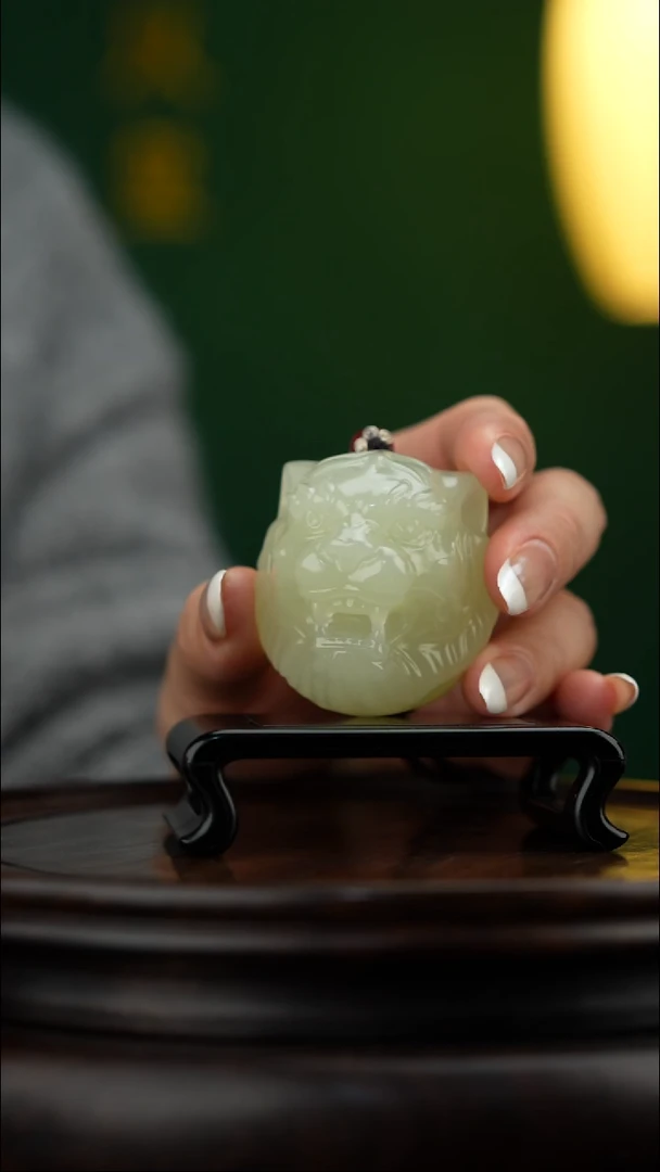 玉【虎虎胜威】天然玉手把件