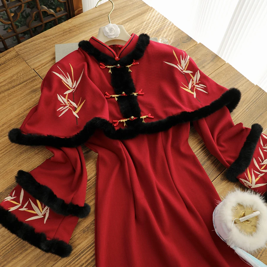 俏娘鱼红色复古新中式绣花斗篷旗袍女2025冬新款保暖倒大袖拜年服