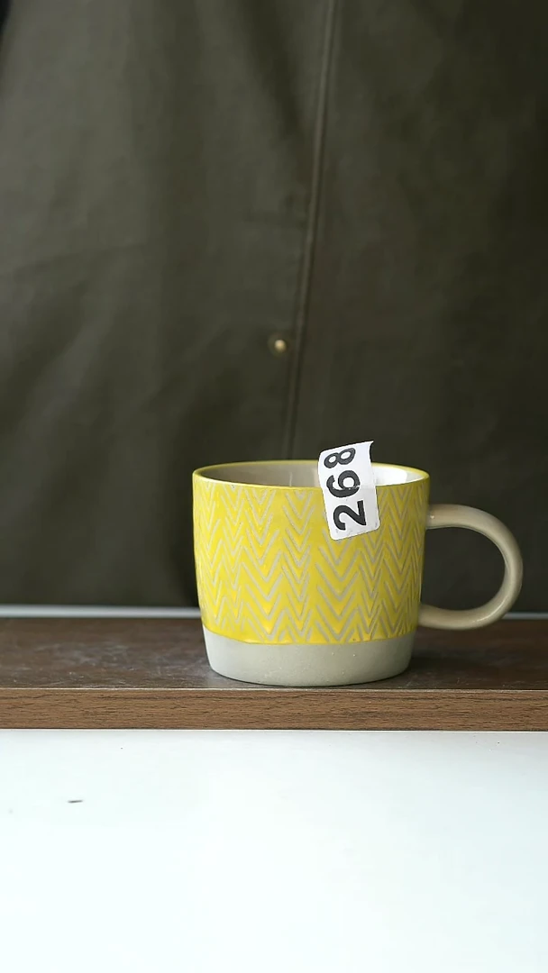 【闪购商品】陶瓷瑕粗陶浮雕黄色300ml马克杯@4-2@