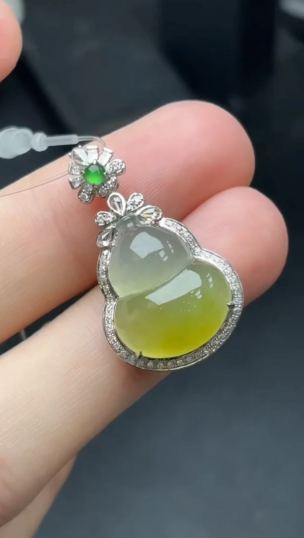 18K金镶嵌挂件翡翠葫芦