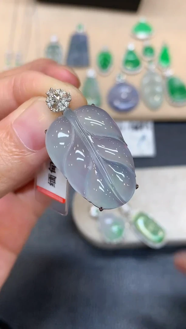 颈饰18K金镶嵌翡翠树叶【无服务费