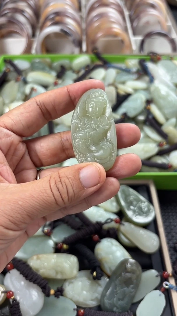 颈饰未镶嵌和田玉（多样性发一件）没有证书有瑕