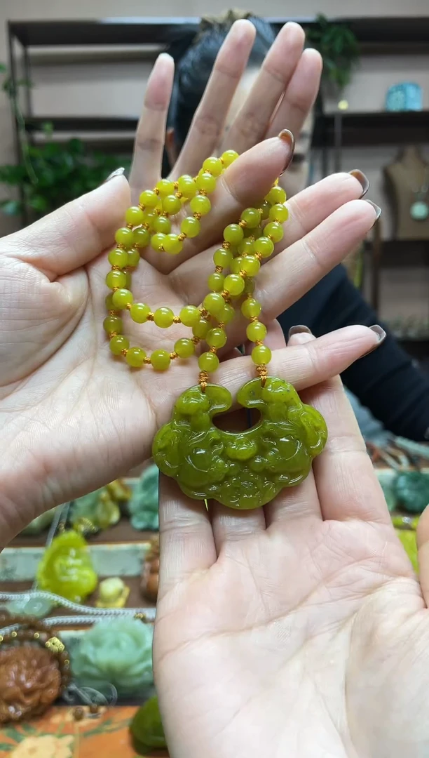 未镶嵌岫玉颈饰多样性发货发其中之一