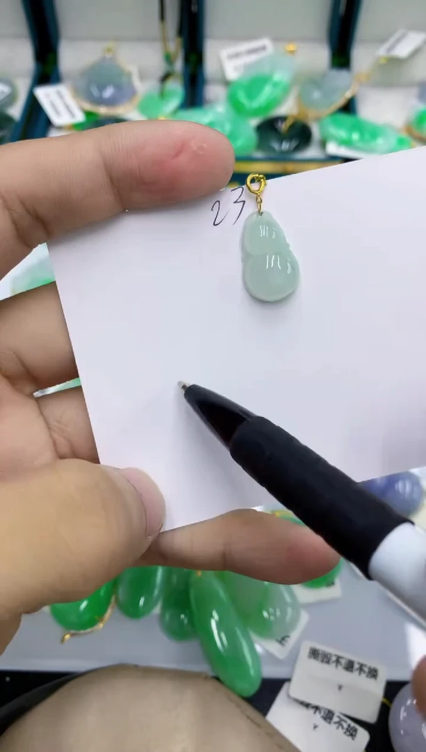 颈饰18K金镶嵌翡翠琴**欢翡翠